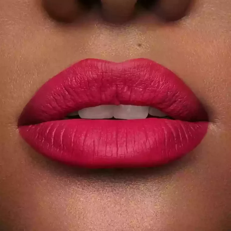 femme portant du rouge a levre rose fuschia quelle couleur rouge a levre femme 40 ans