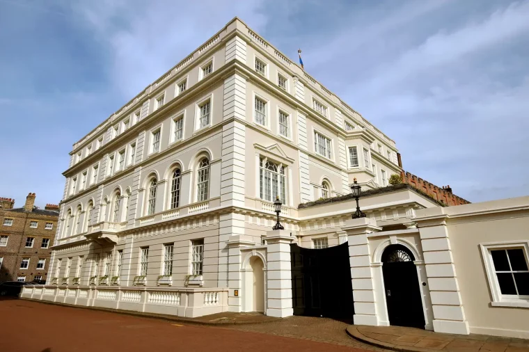 qui habite dans le palais de buckingham palace vue de clarence house
