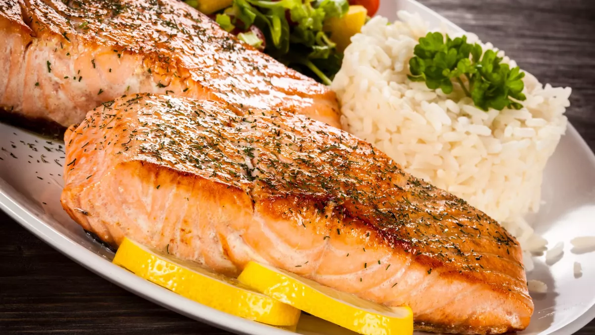 saumon grille accompagne de riz et de legumes proteines pour rajeunir la peau