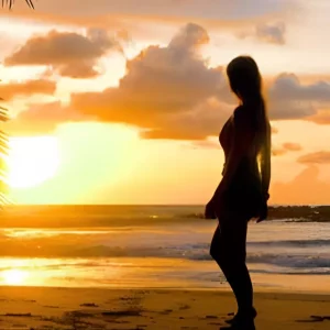 silhouette feminine a la plage sur fond du soleil couchant