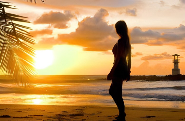 silhouette feminine a la plage sur fond du soleil couchant