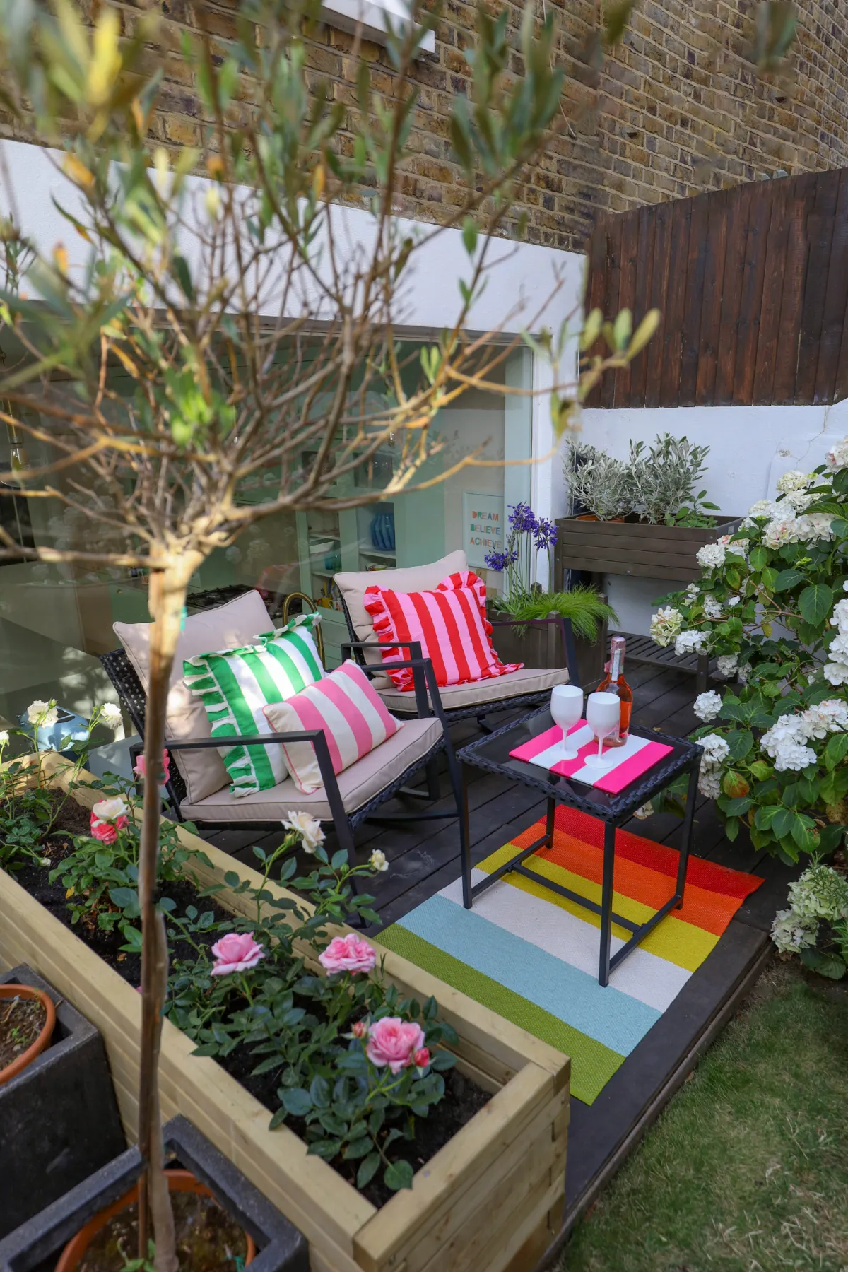 amenagement terrasse exterieure petite taille en bois avec mobilier de jardin minimaliste et vegetation autour