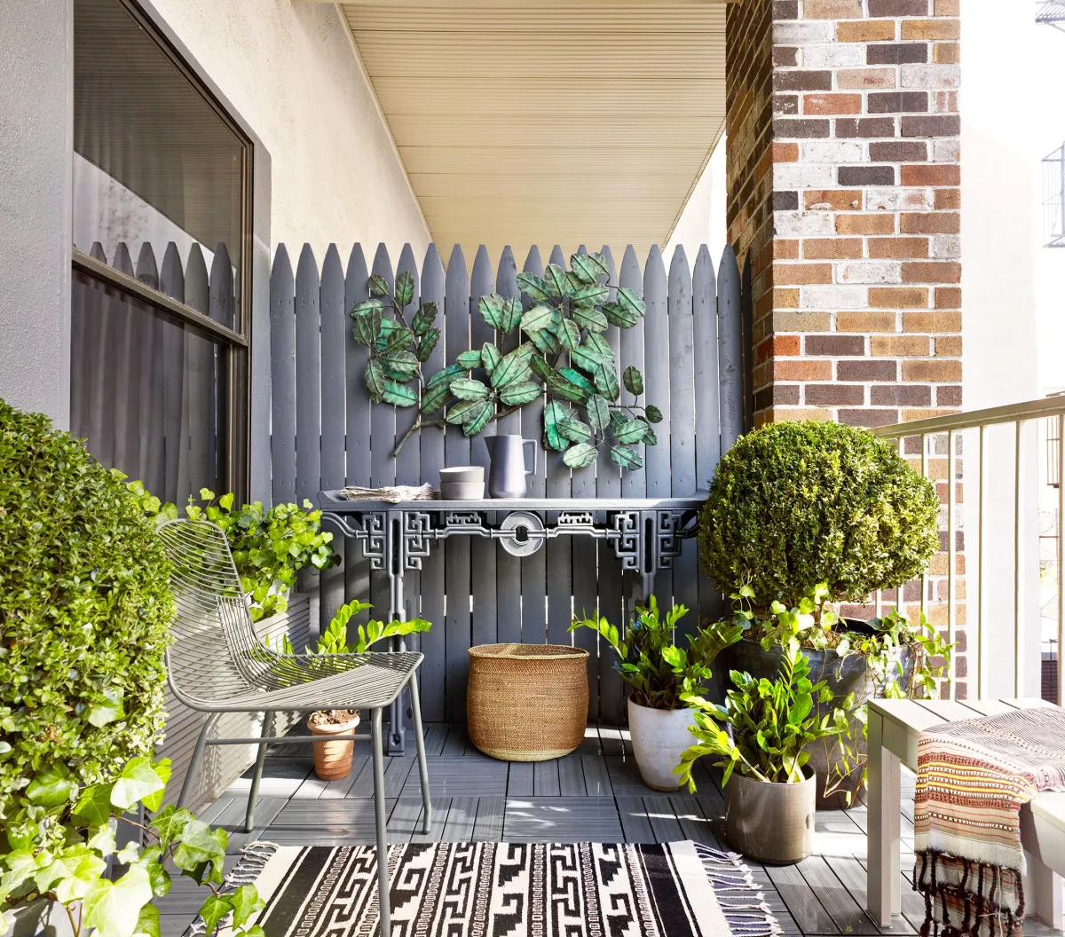 amenagment petit balcon plantes vertes pour balcon et petit tapis blanc noir