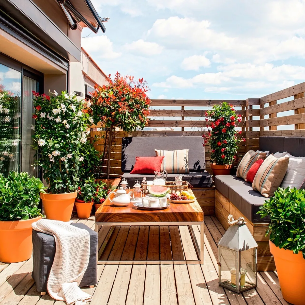 amеnager une petite terrasse sans se ruiner bois revetement de sol coussins decoratifs