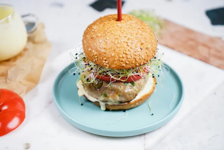 assiette bleue art culinaire presentation burger maison tomate pousses oignon