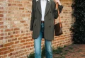 Comment adopter le denim dans un look business casual ? Conseils mode printemps-été 2023