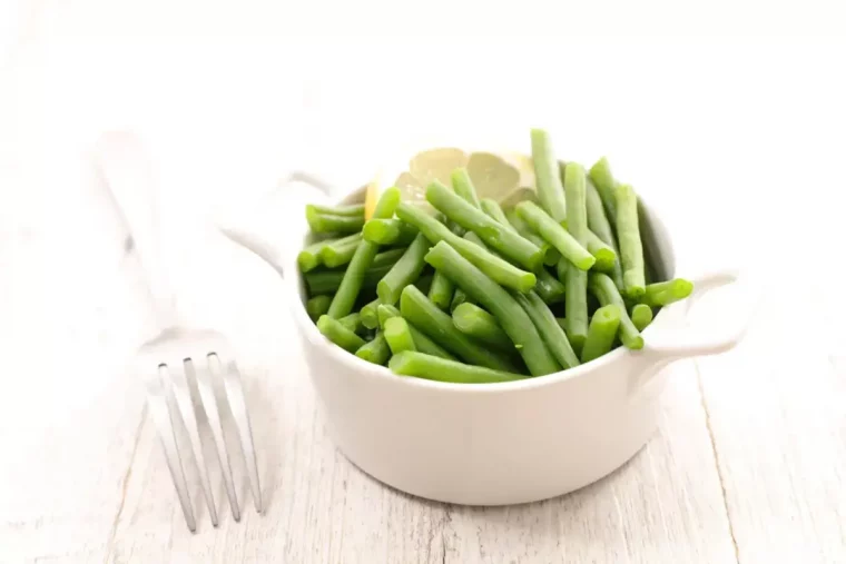 bol blanc d'haricots verts un legume parfait a planter au pieds des courgettes