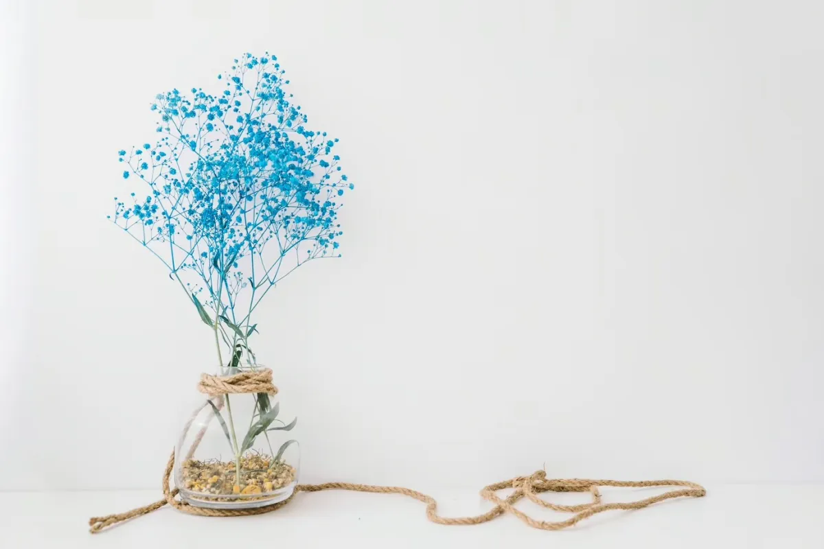 bouquet fleur seche bleu branche vase verre ficelle fibre naturelle