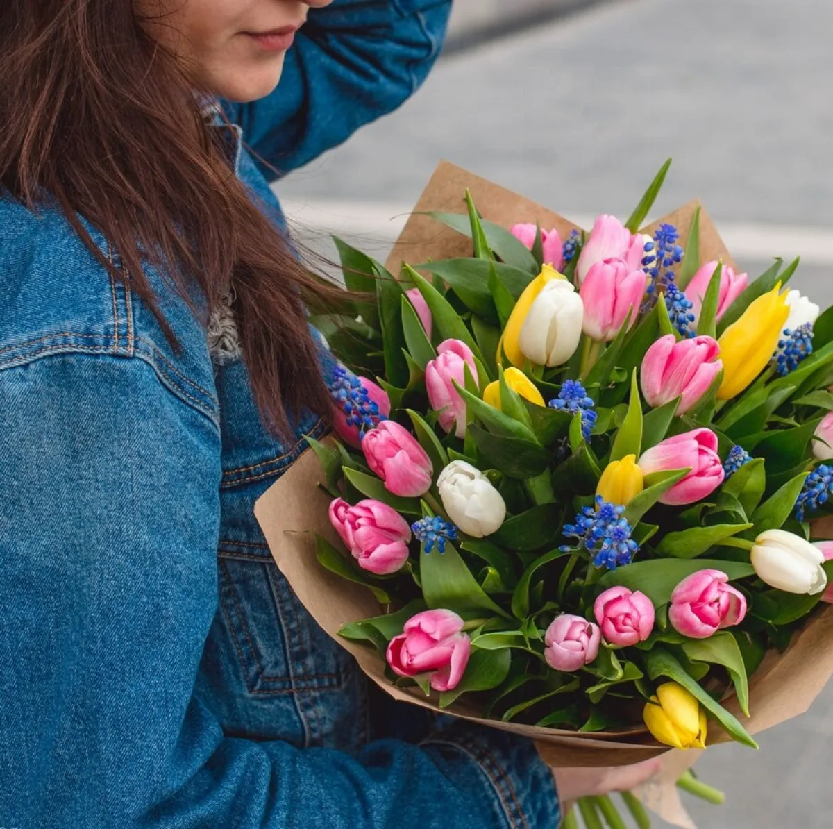 bouquet tulipes jaunes fleurs roses denim veste femme cheveux longs