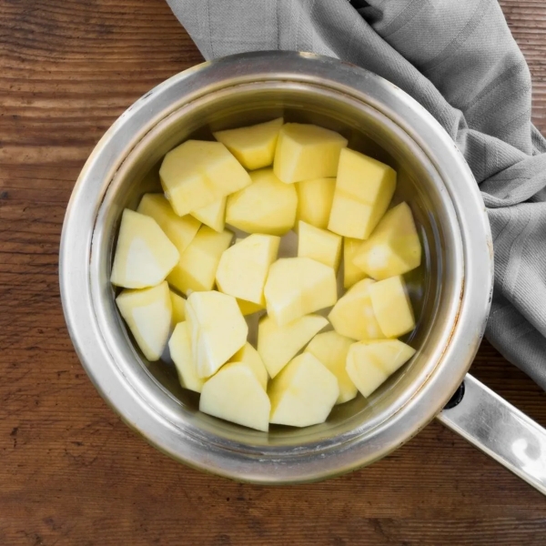 casserole morceaux de pommes de terre pelees eau bouillante serviette grise