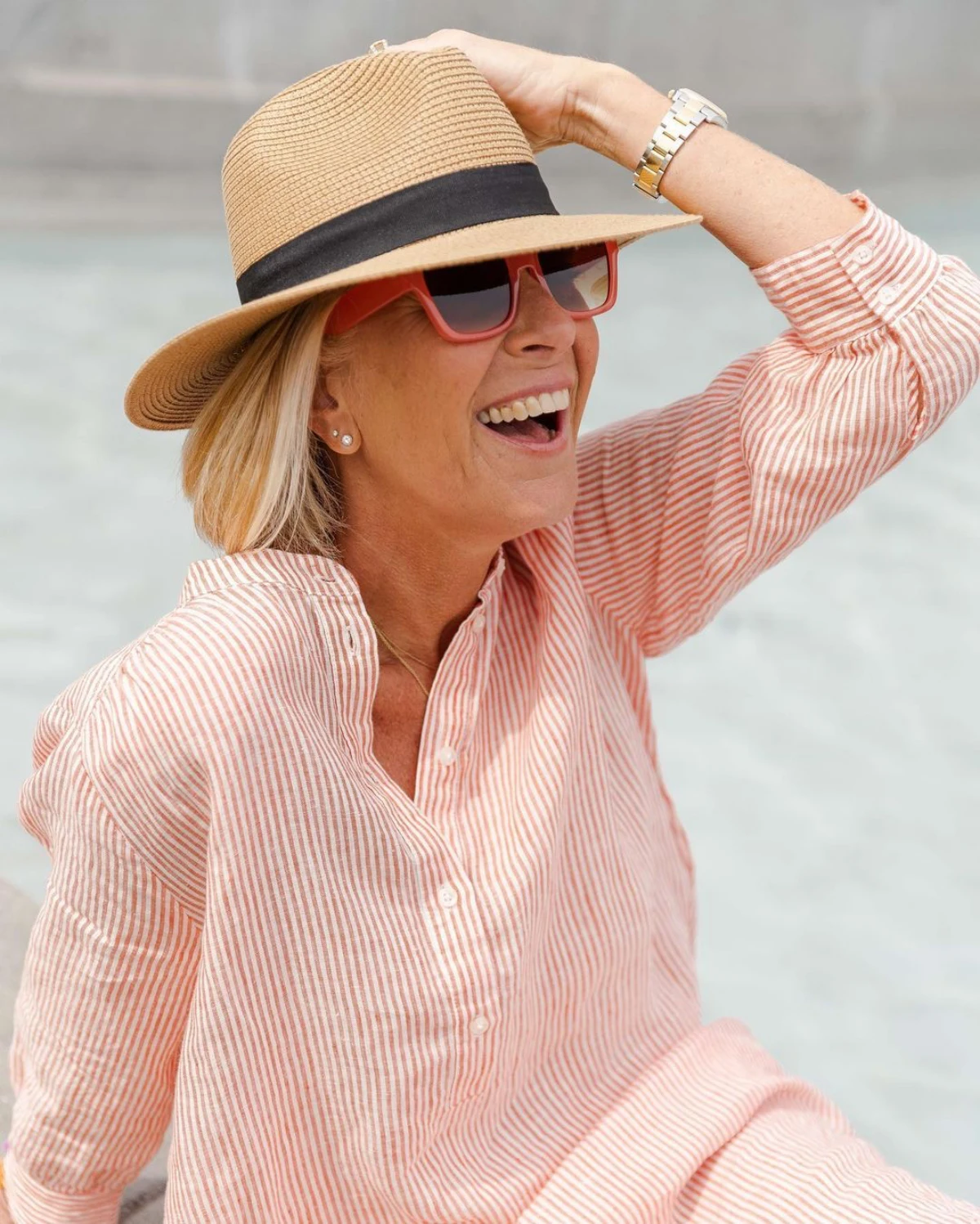 chapeau en paille et des lunettes de soleil pour femme de 60 ans