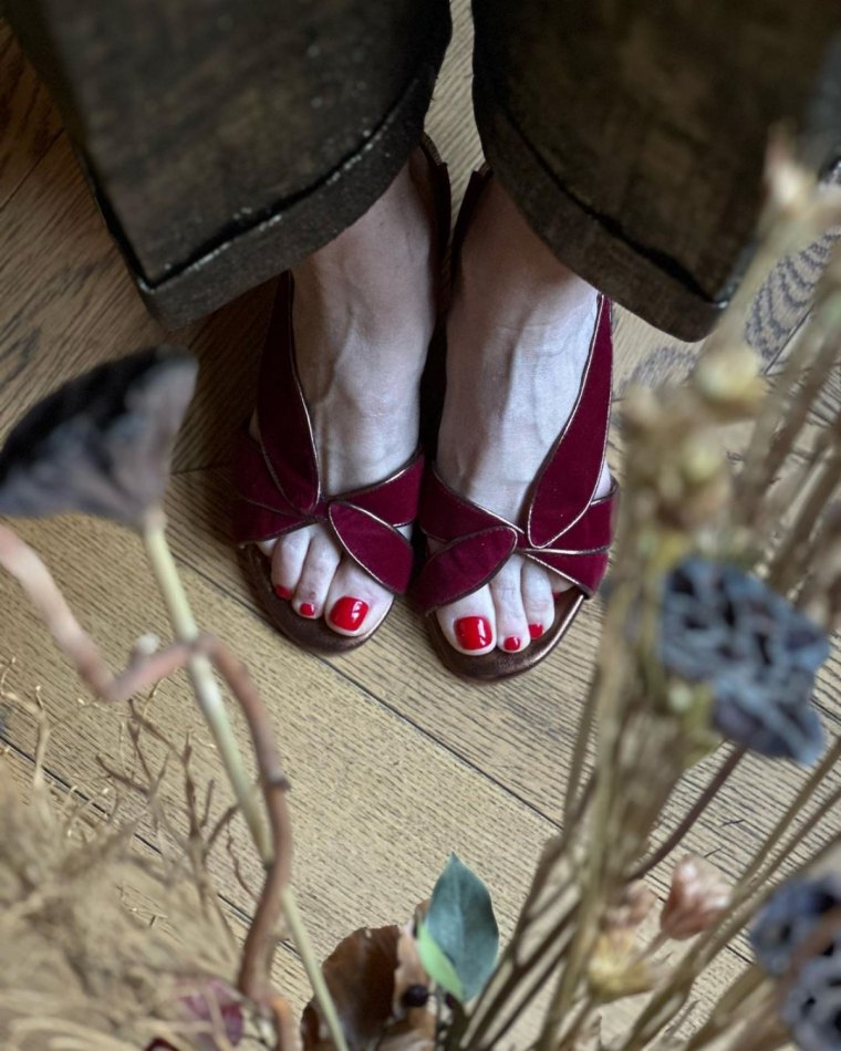 chaussures en velour rouge elegante femme mariage
