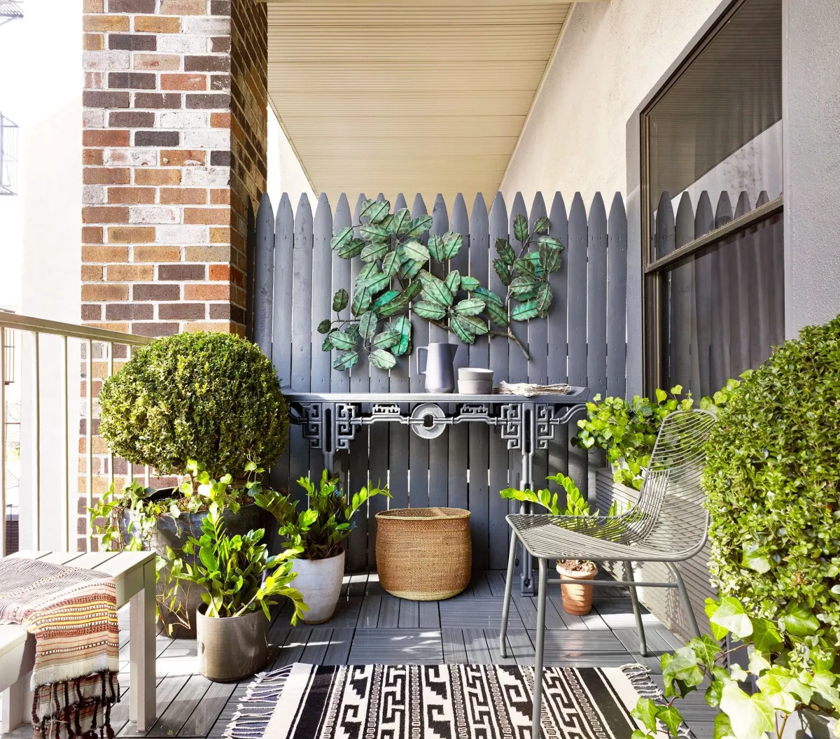 cloture bois tapis blanc et noir franges amеnager une petite terrasse zen plantes vertes