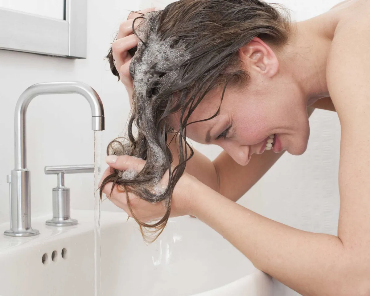 coloration sur cheveux propre ou sale femme se lave lescheveux sur unevier