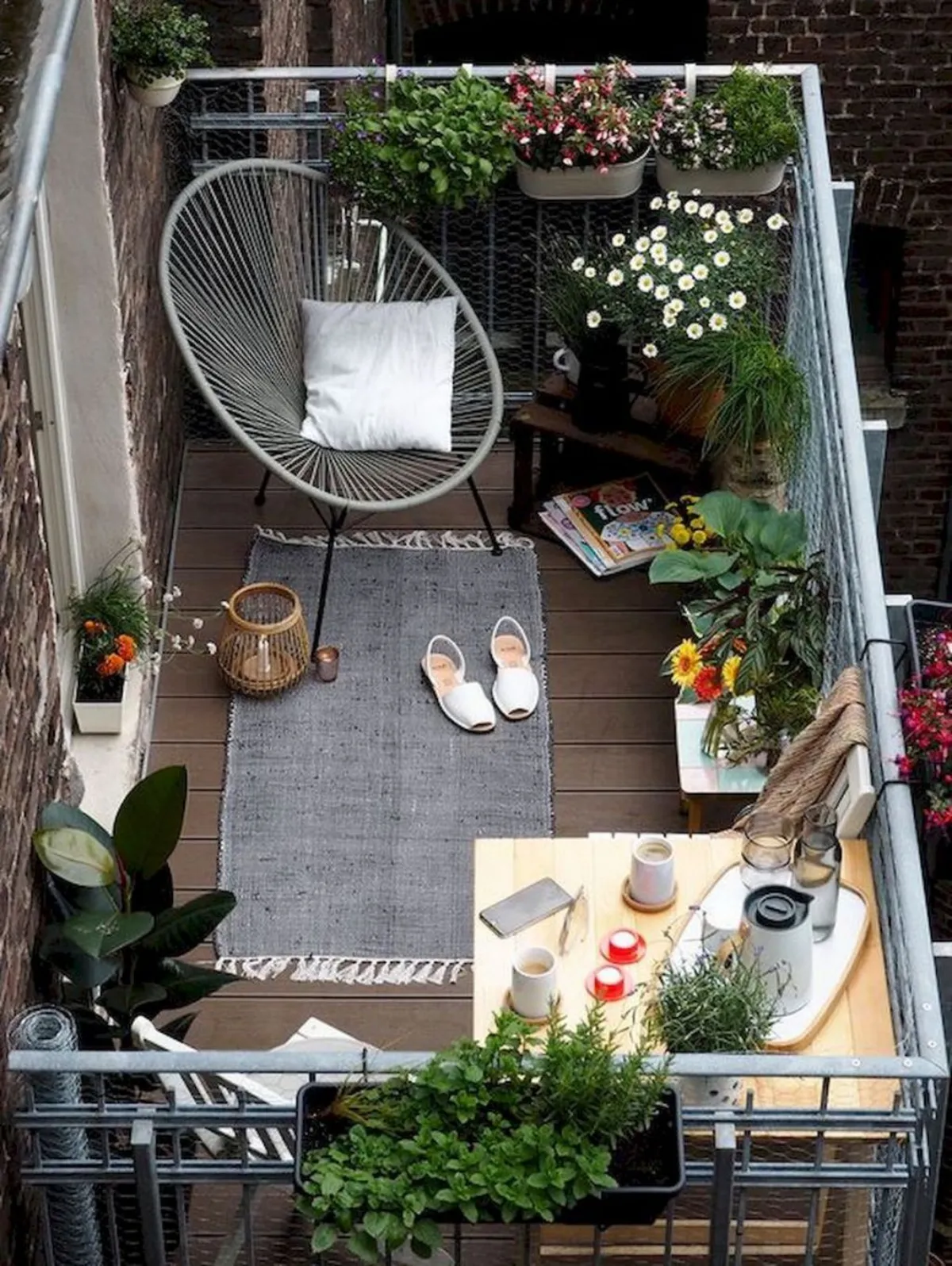 comment amenager une petite terrasse cocooning plantes d exterieur chaise et tapis