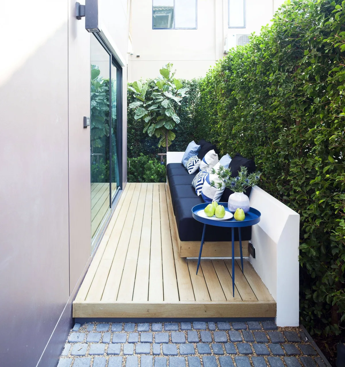 comment decorer une petite terrasse en bois meuble siege coussins decoratifs