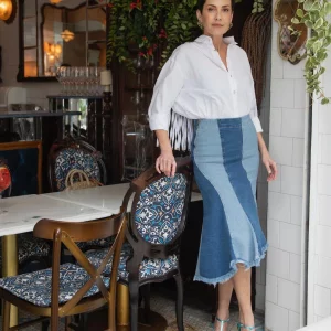 Comment porter la jupe en jean à 60 ans comme Cristina Cordula ? Quelles chaussures pour une allure élégante et moderne