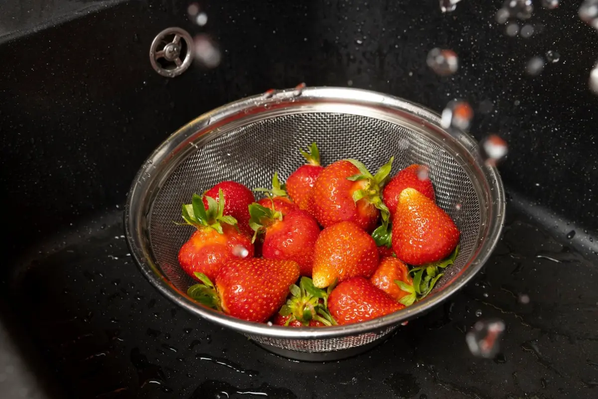 comment recuperer les graines de fraises tamis evier fruits eau gouttes