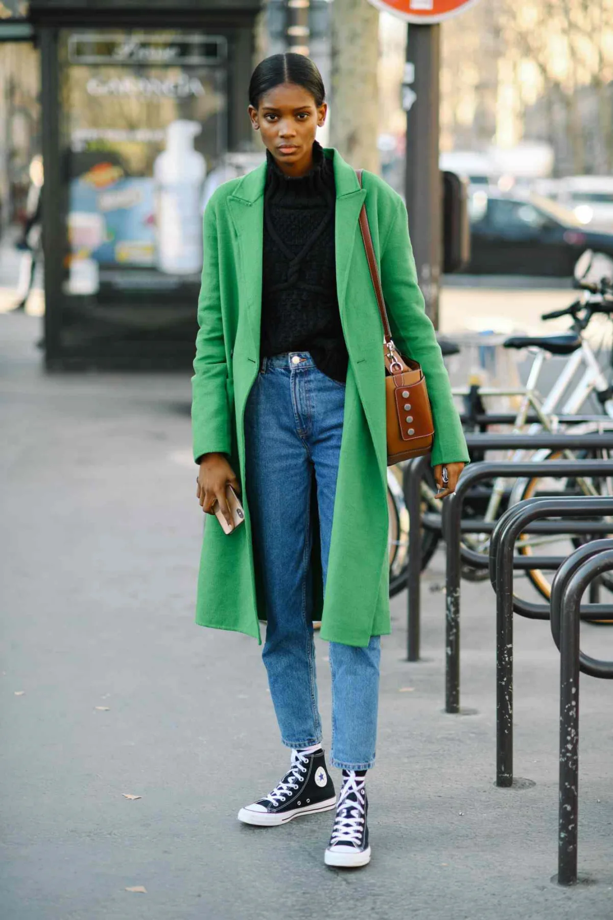 converses jean bleu top noir manteau vert printanier