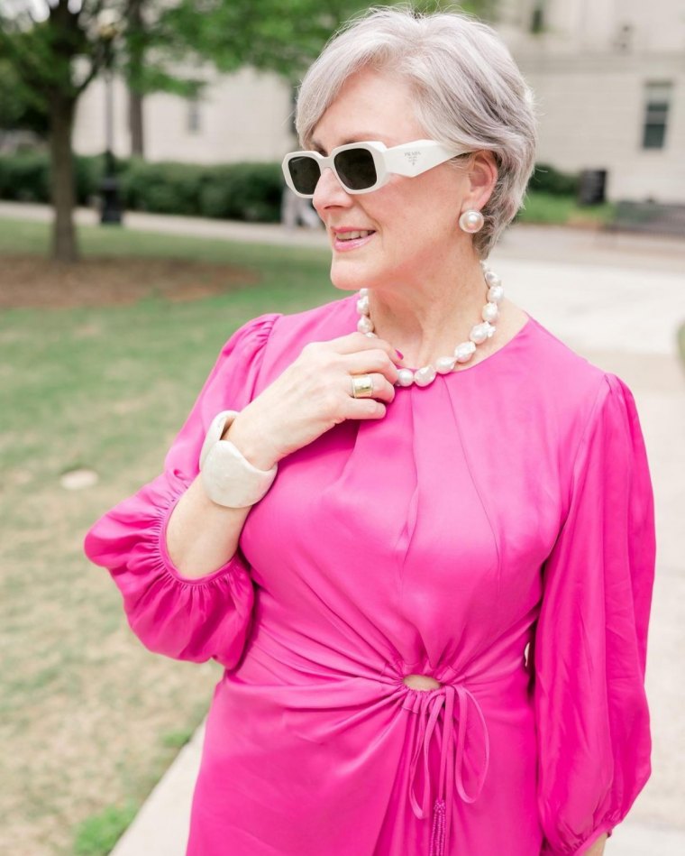 couleur rose gros bijoux idee tenue mariage femme 60 ans