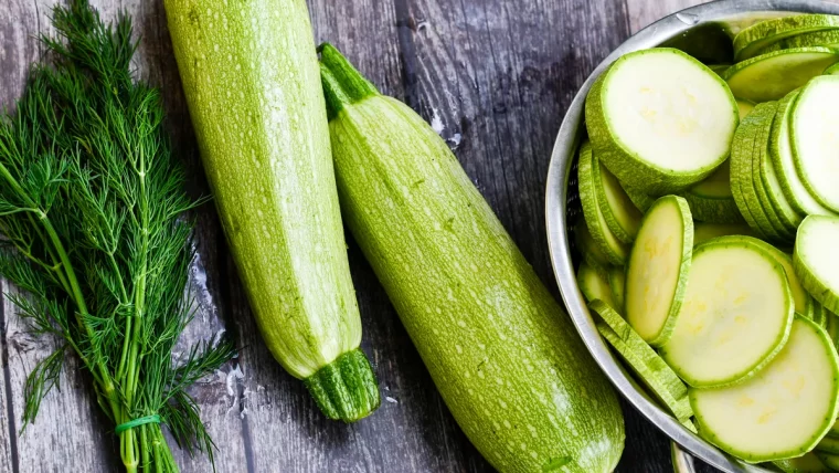 courgettes vert clair entieres et coupees comment tuteurer courgettes