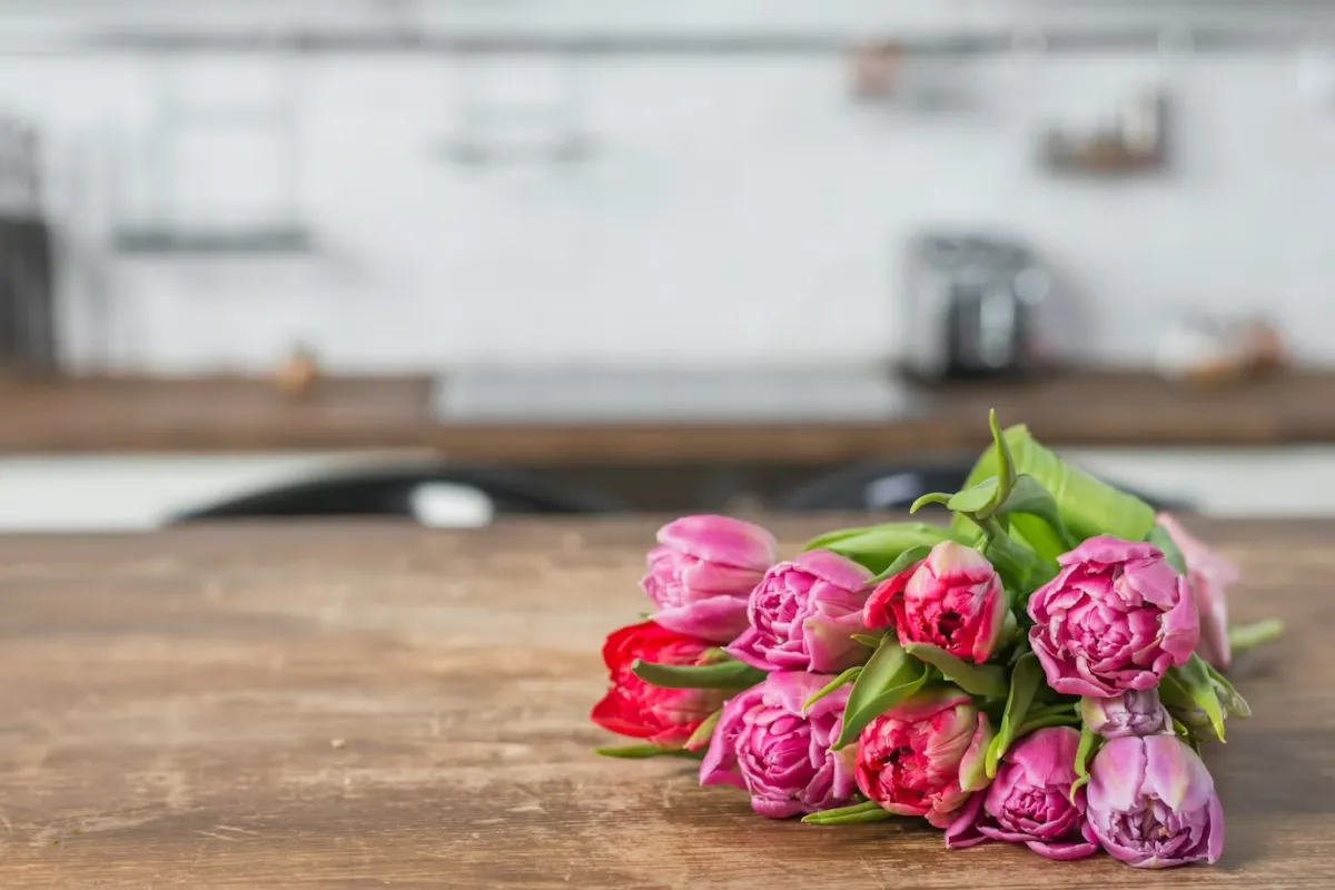 cuisine blanche plan de travail bois tulipes roses bouquet fleurs