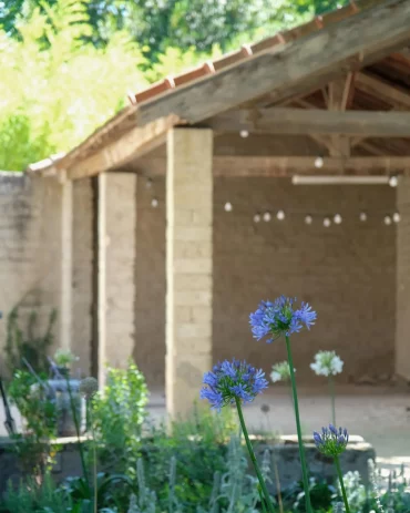 cuisine d ete en construction massif de fleurs