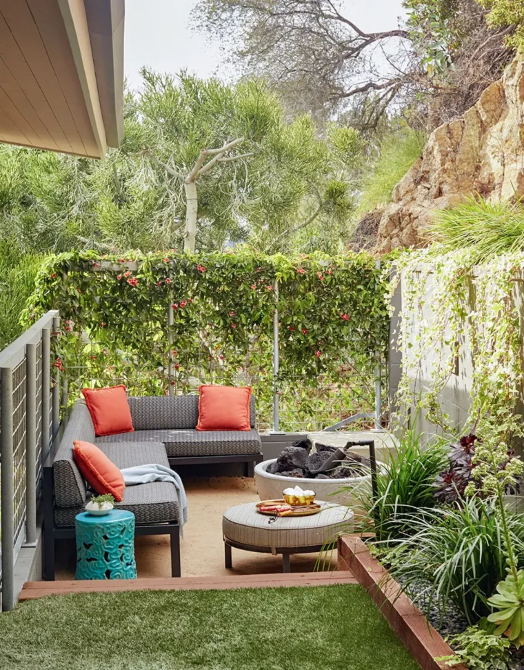 deco petit jardin patio avec canapé table basse mobilier de jardin