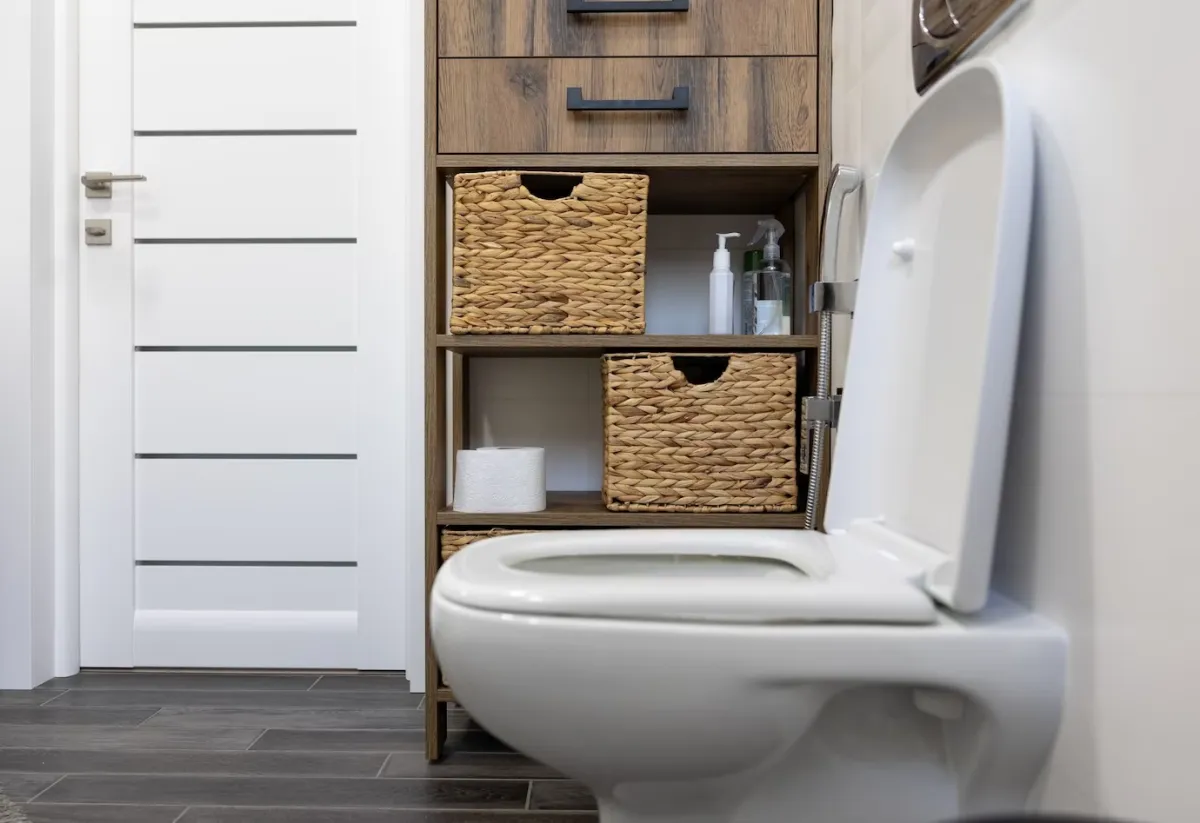 deco toilette blanche carrelage gris anthracite rangement panier fibre naturelle tiroirs bois