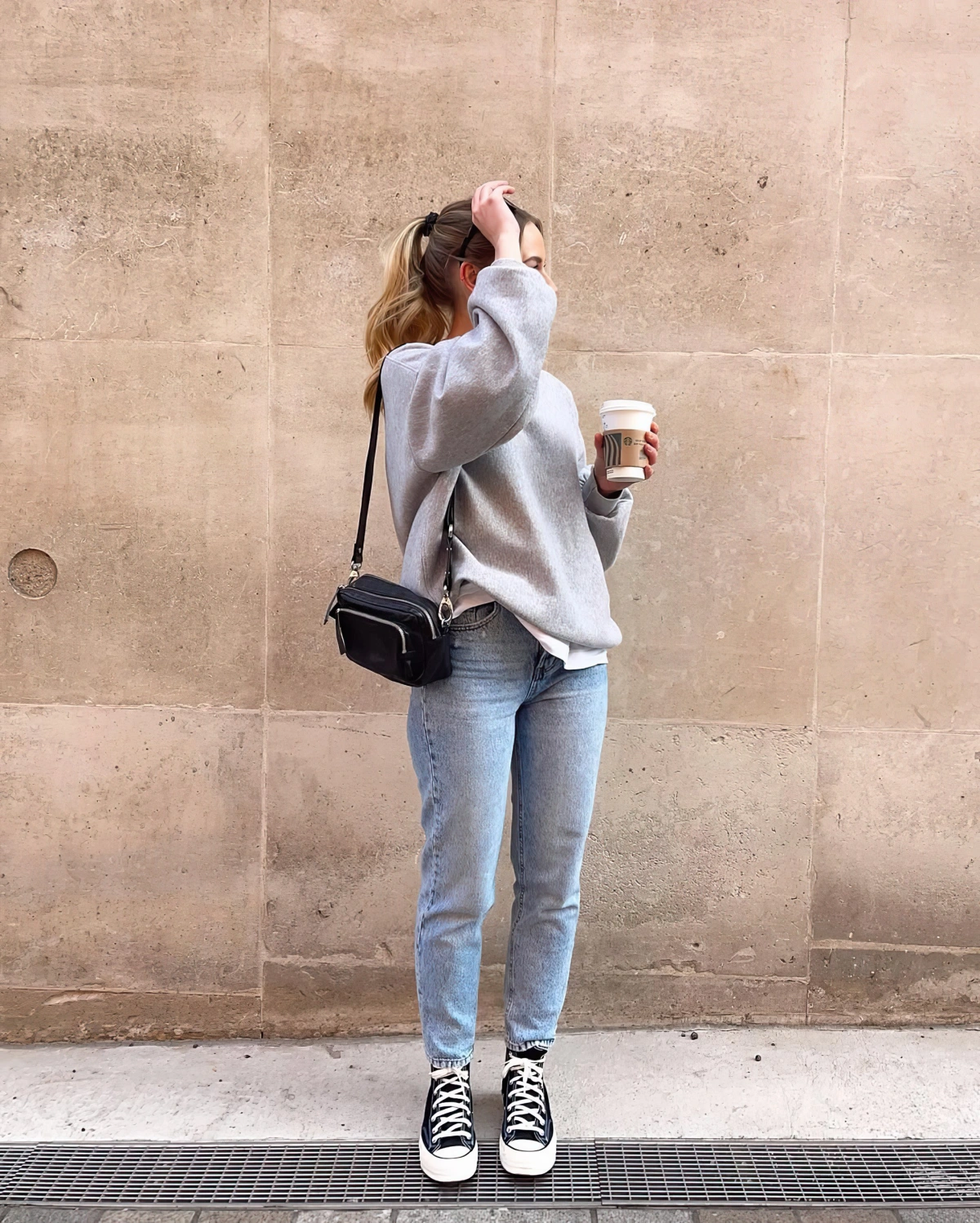 denim clair sweatshirt gris t shirt blanc converse jean sac bandouliere