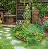 design mimimaliste petit jardin avec chemin parterres et coin repos rustique