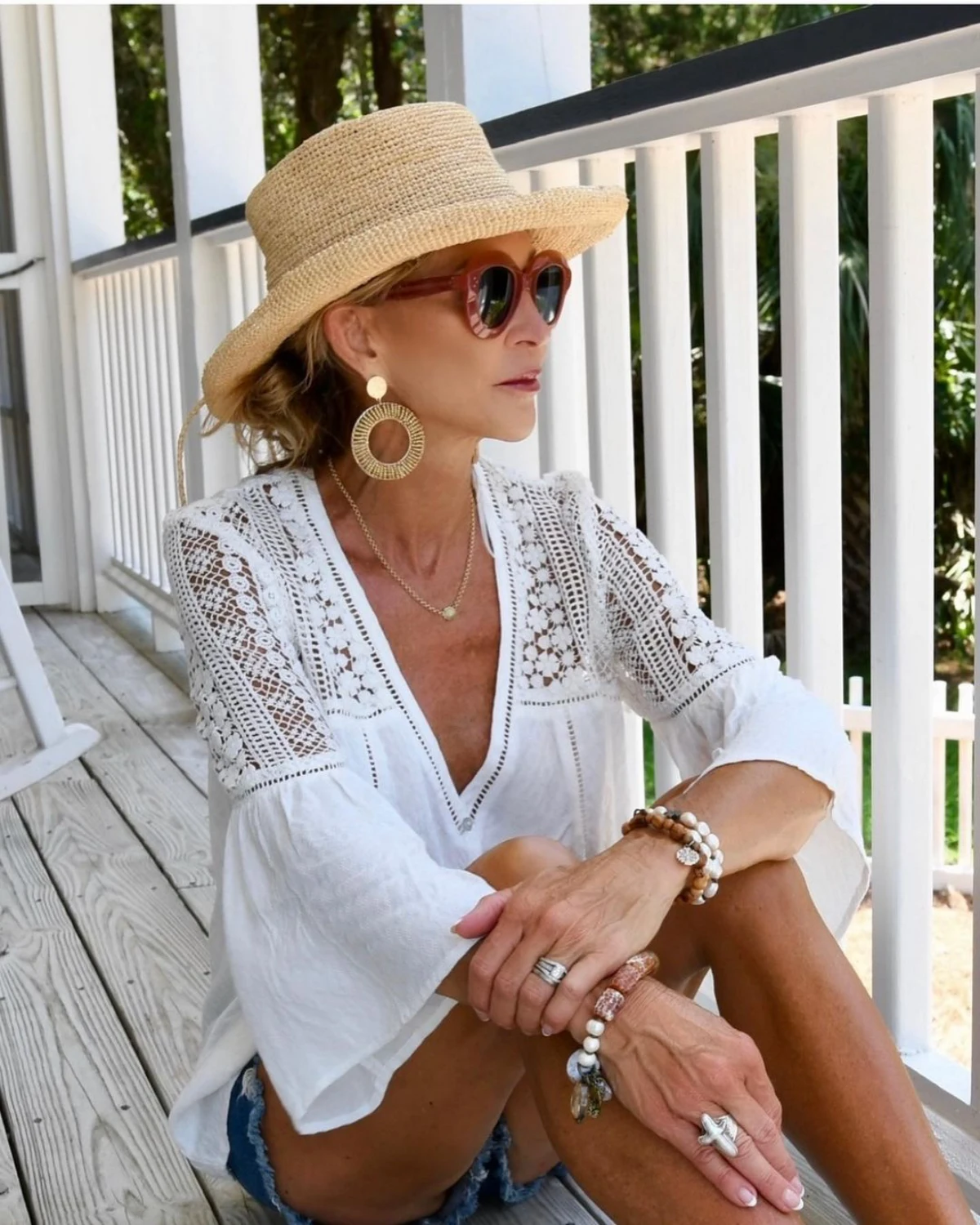 femme 60 ans topn blanc borderie bijoux chapeaux et lunettes de soleil