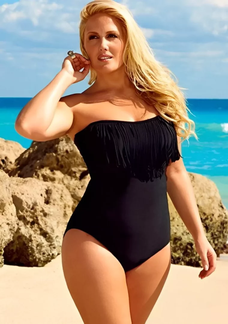 femme blonde en maillot de bain noir une piece a la plage