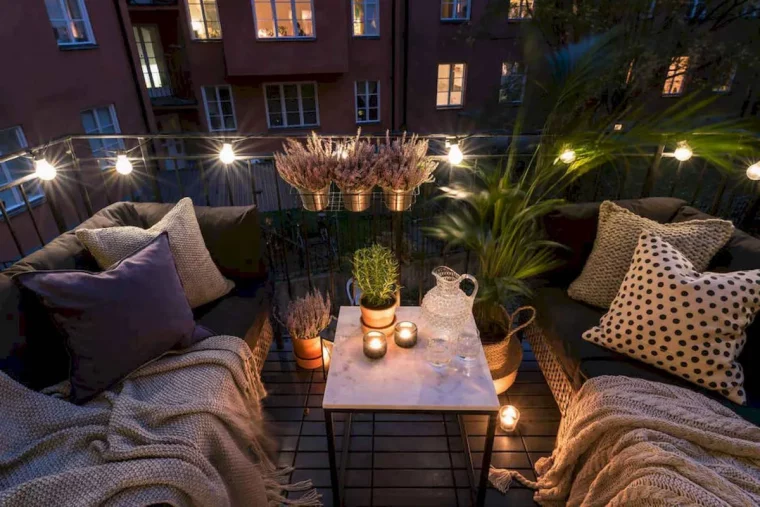 idee d amenagement de terrasse guirlande lumineuse et canapes avec coussins