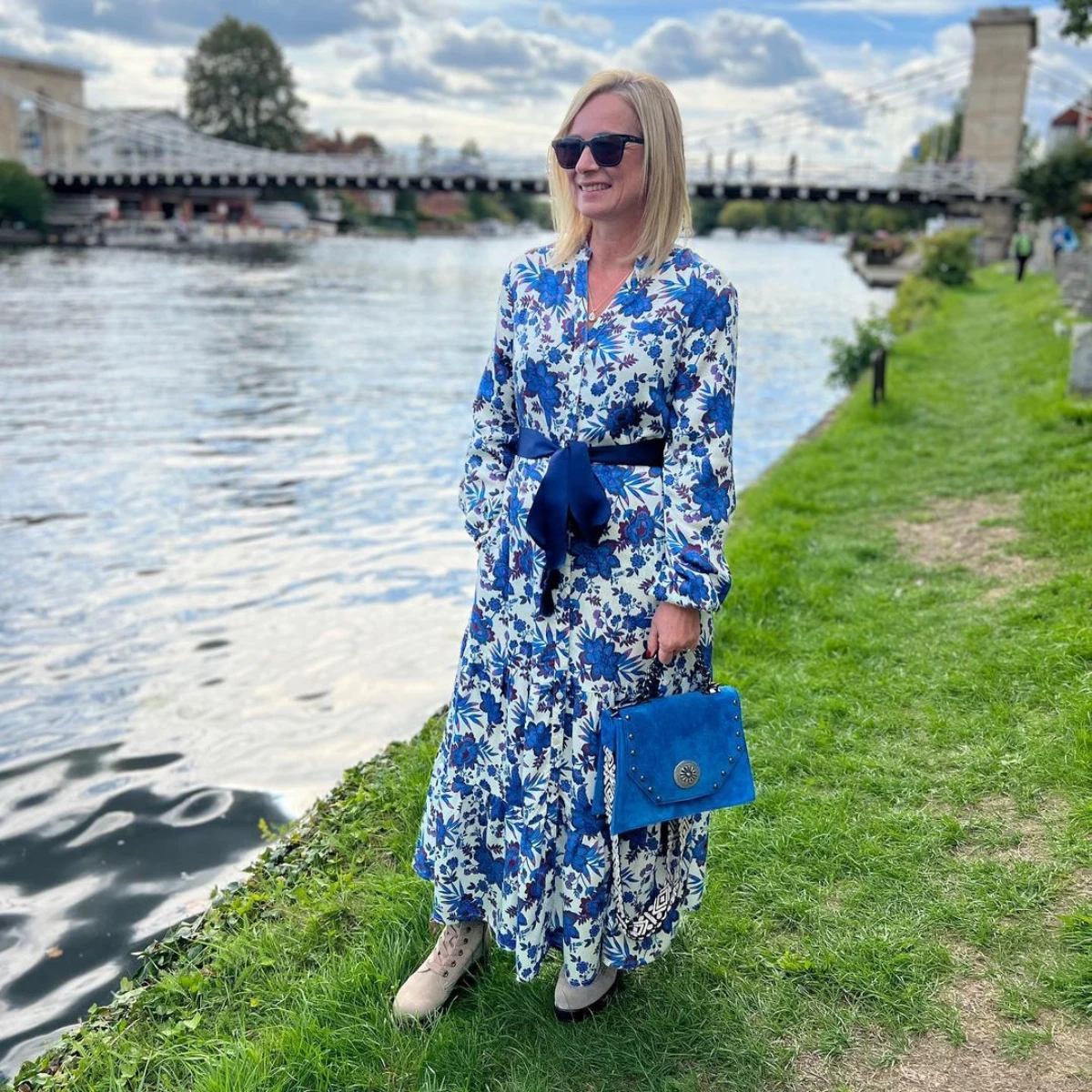 idee de look robe longue mode femme 60 ans sac blue las pelouse