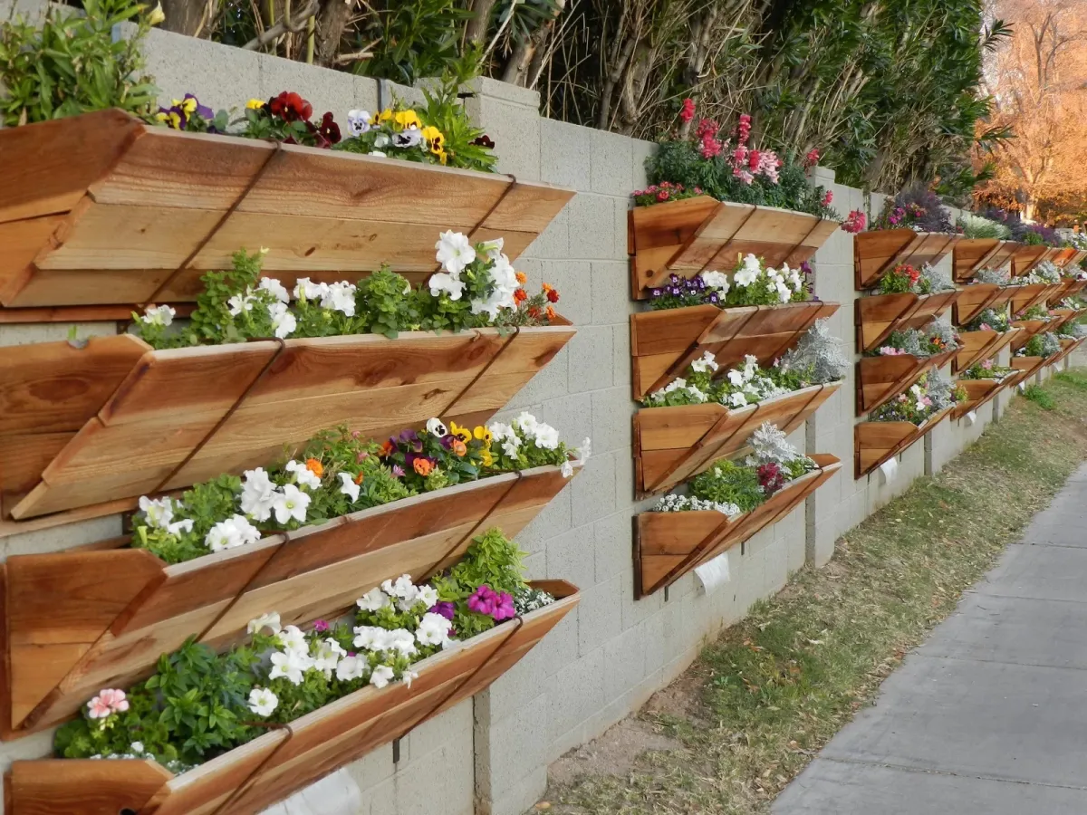 jardiniere bois plantes fleuries decoration mur en beton cloture