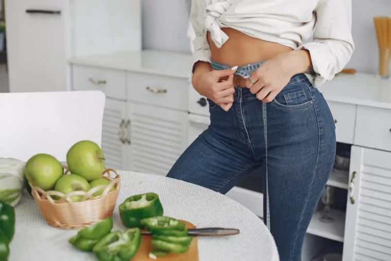 jeans femme fonces pantalon slim fit chemise blanche nouee cuisine blanche legumes fruits