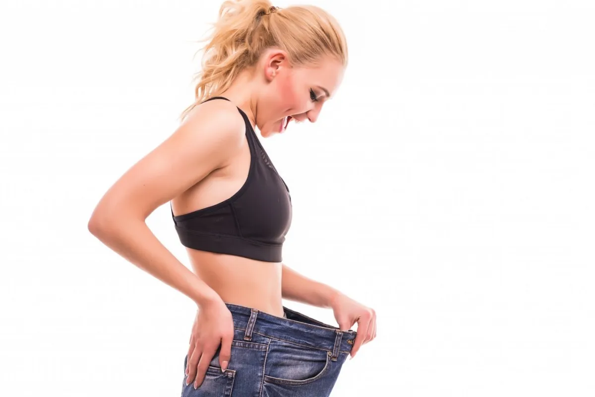 jeans femme pantalon denim fonce cheveux blonds queue de cheval comment faire pour maigrir du ventre en une semaine