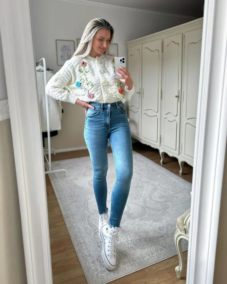 jeans taille haute clairs slim fit gilet blanc fleurs crochet