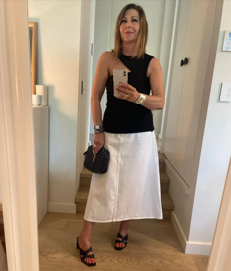jupe en jean blanche top noir sandale mode femme 60 ans