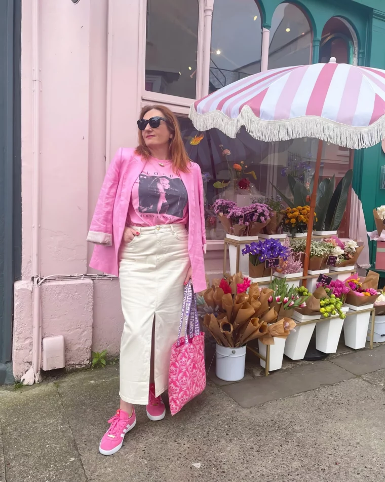 jupe et baskets tenue femme 60 ans coloré t shirt veste