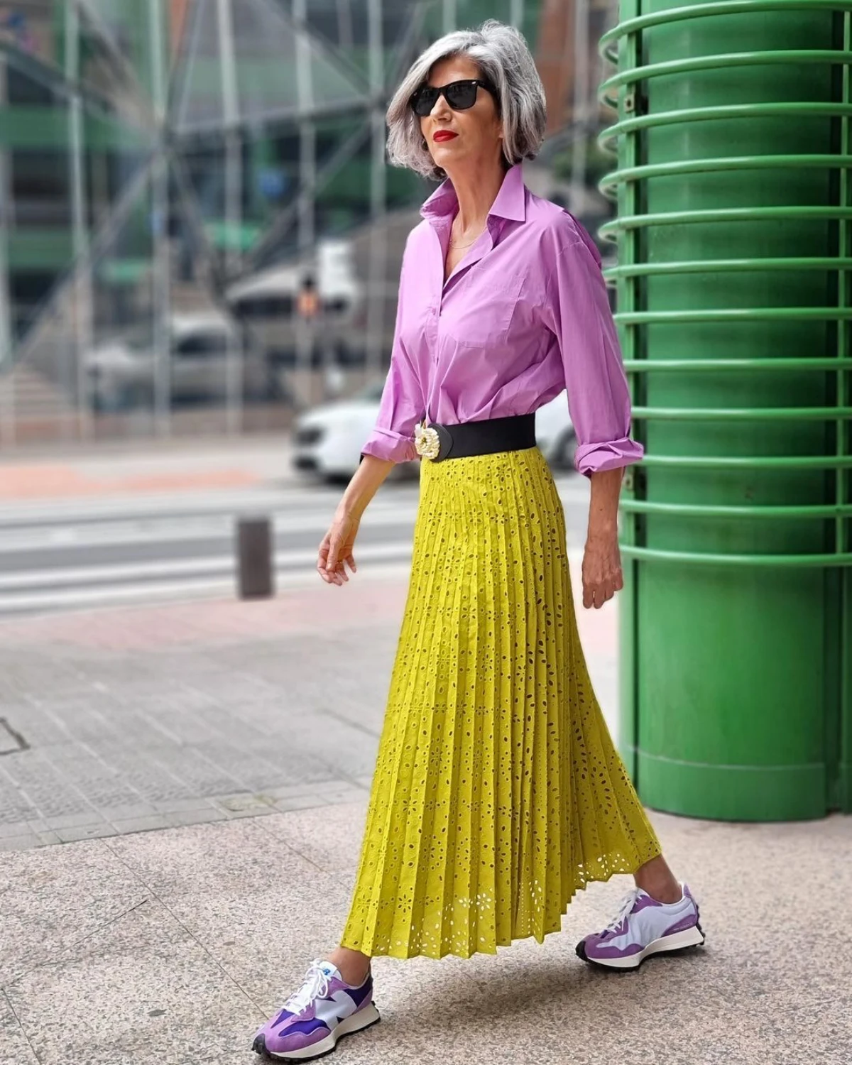 jupe longue jaune chemise rose mode femme 60 ans