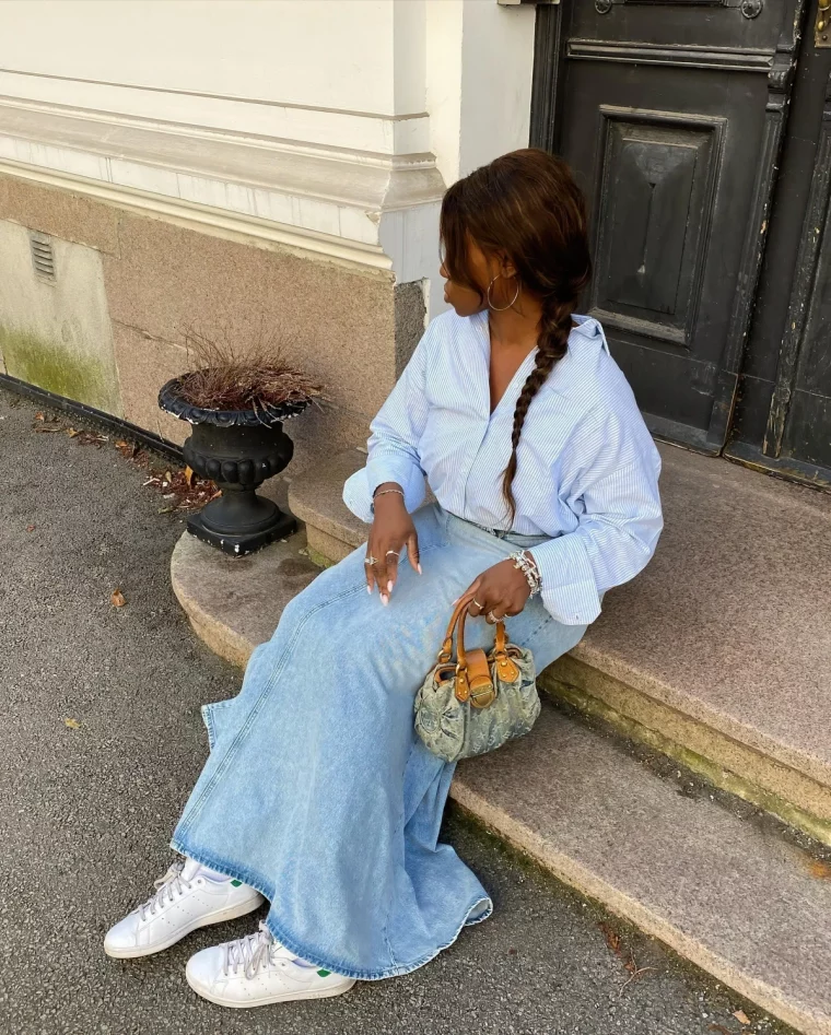 jupe longue jean clair baskets blanches chemise oversize bleu clair