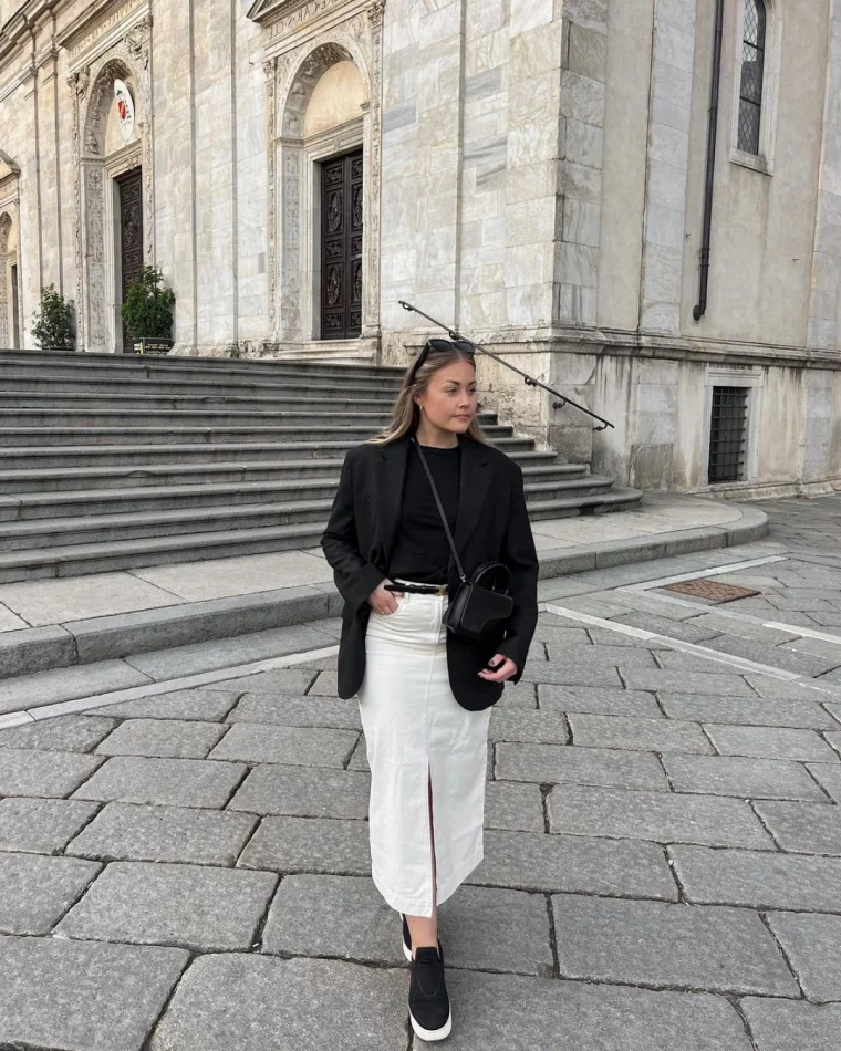 jupe midi denim blanc ceinture noire top noir blazer oversize