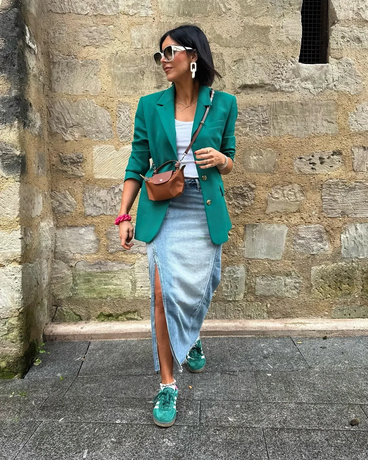 la jupe en denim fendue debardeur blanc blazer vert lunettes tendance femme