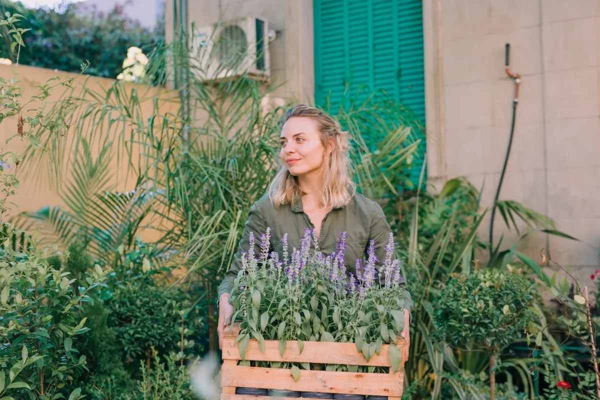 lavande jardiniere balcon bois plantes vertes femme blonde cheveux
