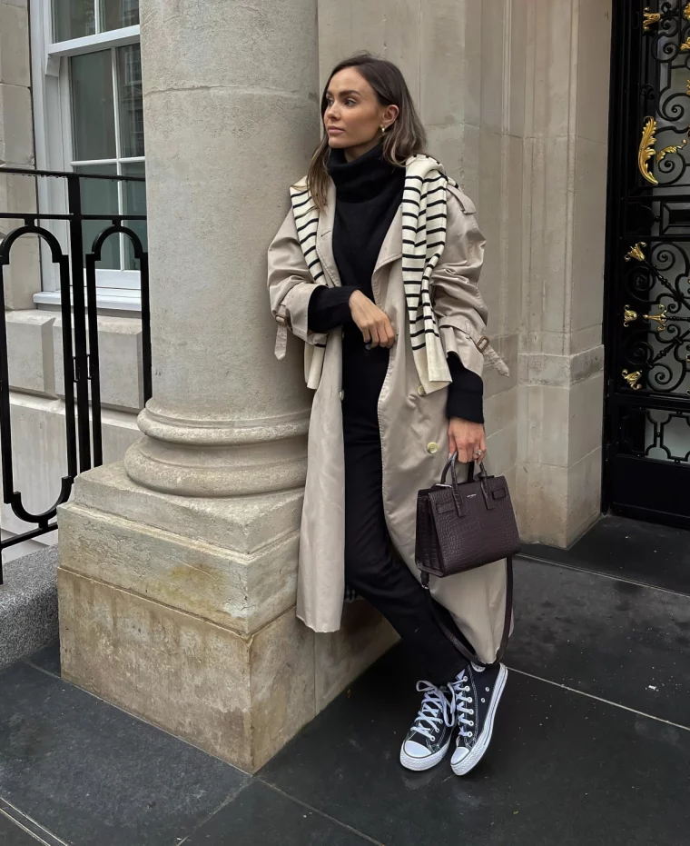 look avec converse haute trench coat beige pull rayures sac main marron