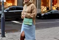 Comment porter la jupe en jean à 60 ans comme Cristina Cordula ? Quelles chaussures pour une allure élégante et moderne