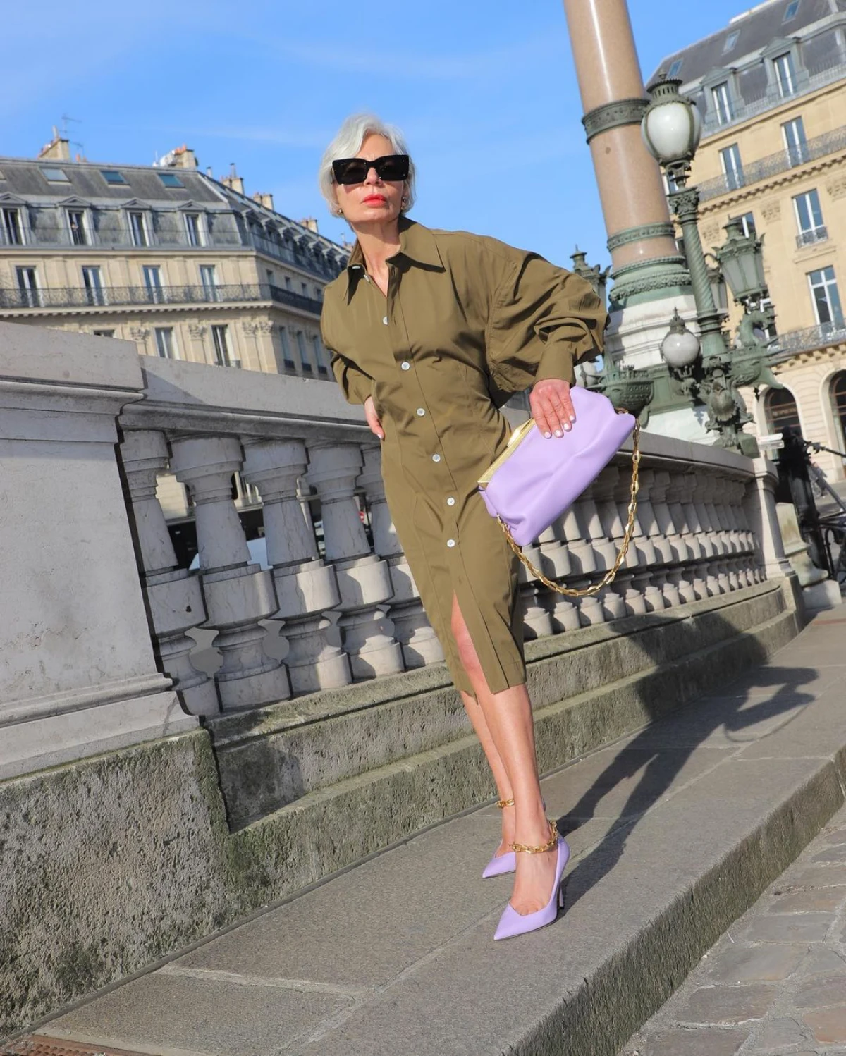 look femme 50 ans chaussues et sac violettes robe kaki