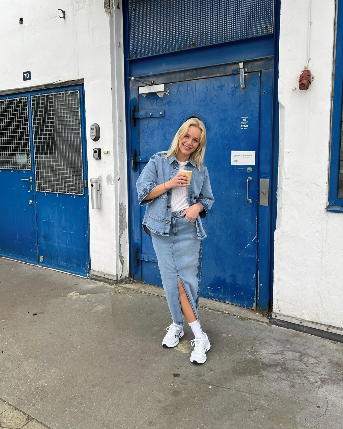 look jupe en jean basket blanc veste denim t shirt blanc femme